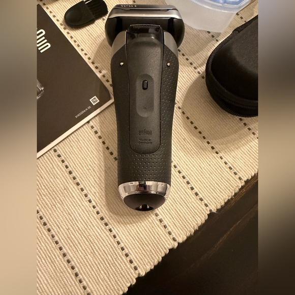 Braun Series 9 Electric Shaver - Silver and Black - Picture 4 of 12
